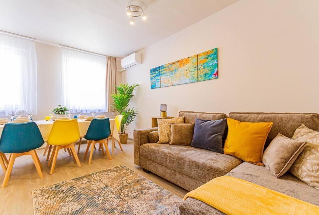 דירה Roomy 80sqm At Center Free Parking Space, Ac & Balcony, Separate Ac In Four