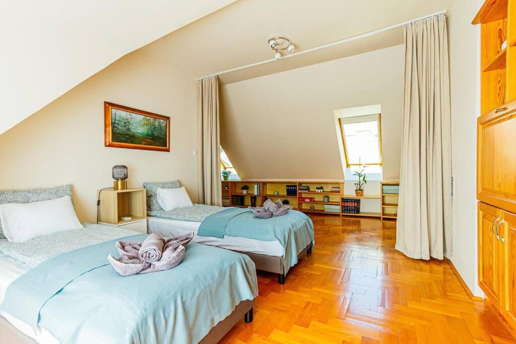 Roomy 80sqm At Center Free Parking Space, Ac & Balcony, Separate Ac In Four דירה