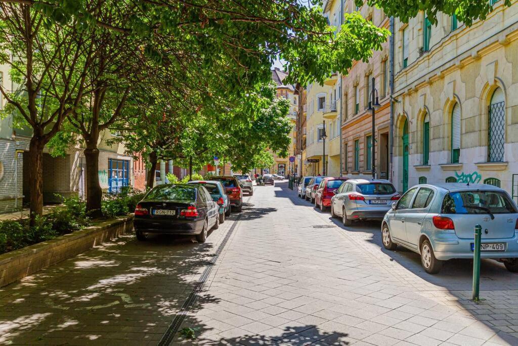 Roomy 80sqm At Center Free Parking Space, Ac & Balcony, Separate Ac In Four בודפשט