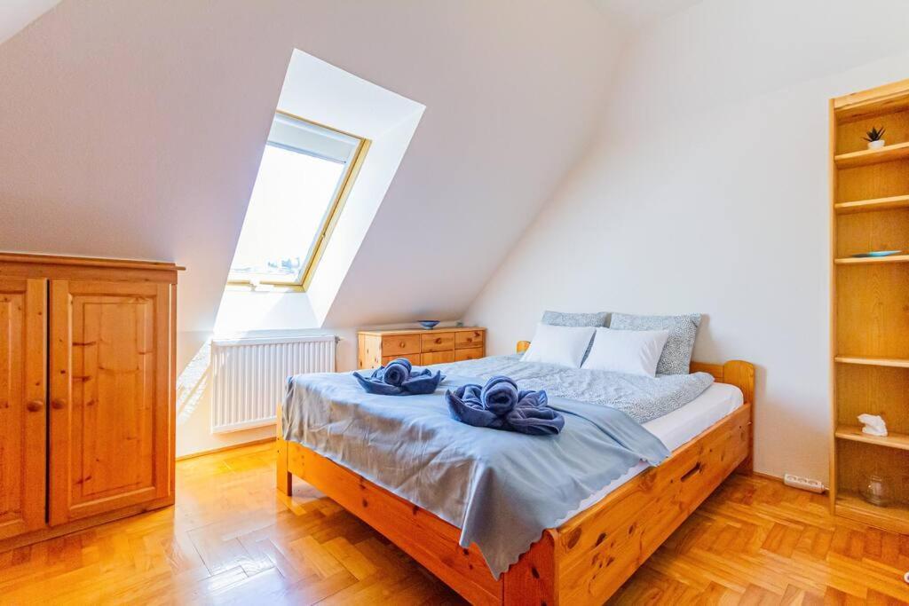 Roomy 80sqm At Center Free Parking Space, Ac & Balcony, Separate Ac In Four דירה בודפשט