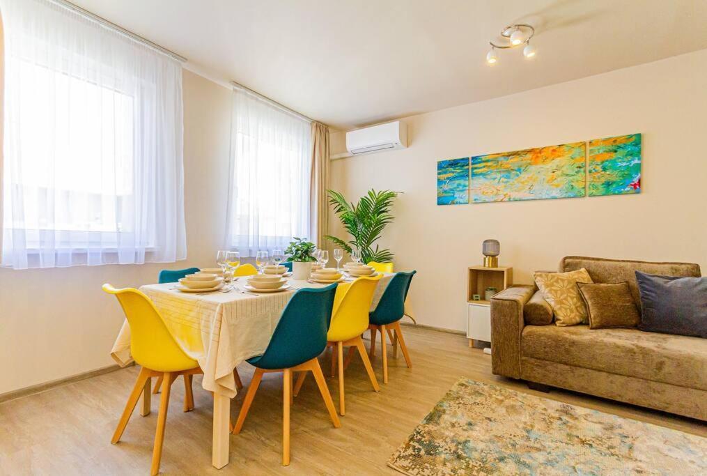 Roomy 80sqm At Center Free Parking Space, Ac & Balcony, Separate Ac In Four * בודפשט